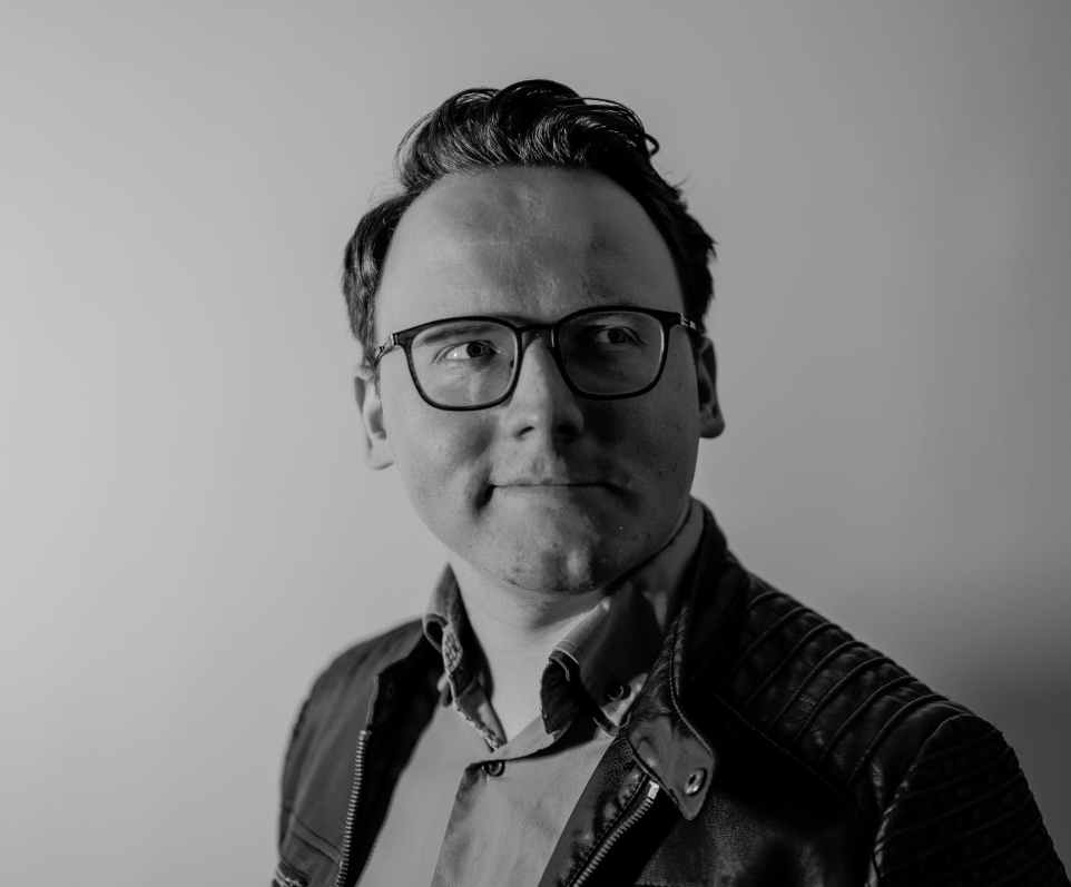 Michael Klütgens, Schwarzweißes Bild in Lederjacke